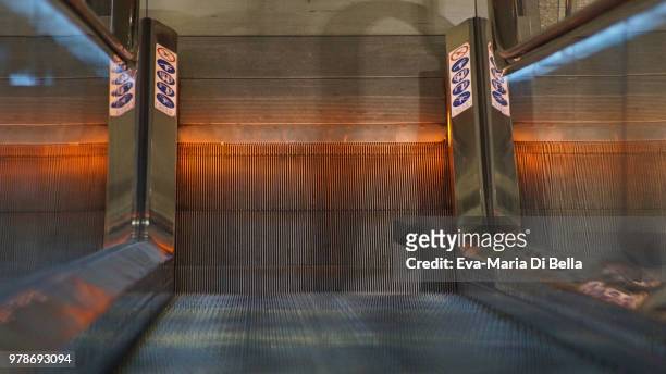 blick auf eine rolltreppe zur u-bahn - view of a escalator to the subway - rolltreppe stockfoto's en -beelden