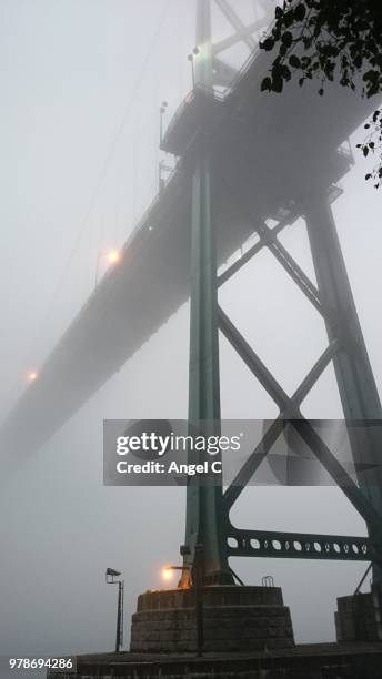 lions gate bridge in fog, vancouver, british columbia, canada - vancouver lions gate stock-fotos und bilder