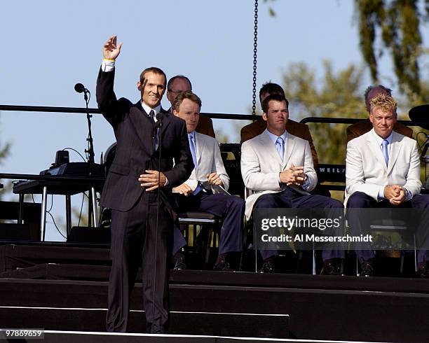 Detroit Redwings superstar Steve Yzerman waives to fans during opening ceremonies at the 2004 Ryder Cup in Detroit, Michigan, September 16, 2004.