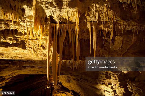 drapery formação em uma caverna - estalactite imagens e fotografias de stock