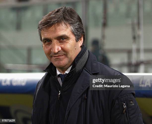 Luigi De Canio coach of US Lecce during the Serie B match between Reggina Calcio and US Lecce at Stadio Oreste Granillo on March 19, 2010 in Reggio...