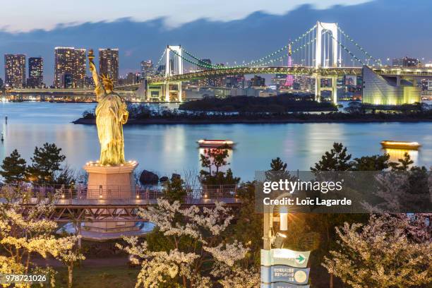 tokyo bay from odaiba - replica statue of liberty odaiba stock pictures, royalty-free photos & images