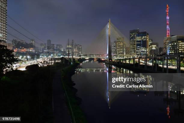 sao paulo modern skyline - marginal pinheiros and ponte estaiada octavio frias de oliveira - ponte hebden stock-fotos und bilder