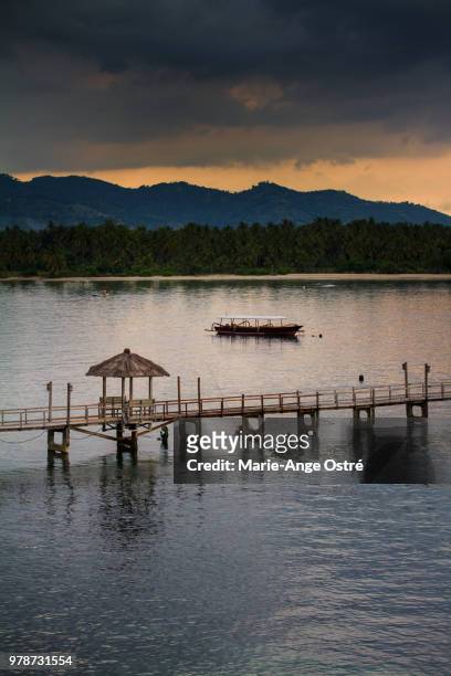 indonesia, lombok, medana bay sunset - marie ange ostré photos et images de collection