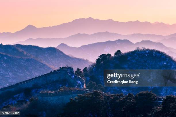 mutianyu great wall at sunrise, beijing, china - qiao stock-fotos und bilder