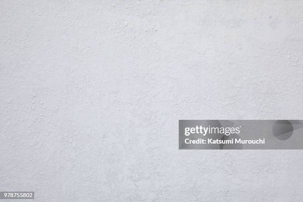 white concrete wall texture background - katsumi murouchi stock-fotos und bilder