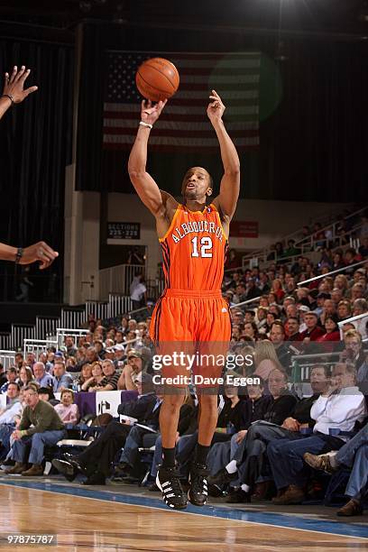 Jason Horton of the Albuquerque Thunderbirds shoots a jump shot during a NBA D-League game against the Dakota Wizards at the Bismarck Civic Center on...