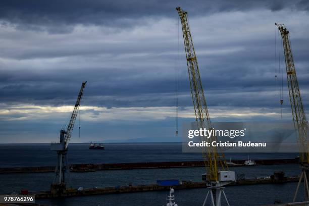 porto di genova dopo la pioggia - pioggia stock pictures, royalty-free photos & images