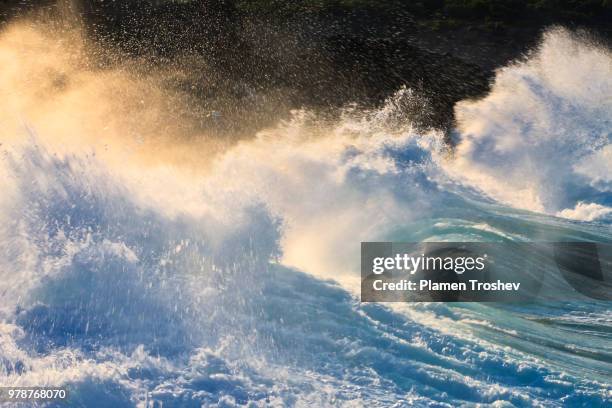 crash - tsunami fotografías e imágenes de stock