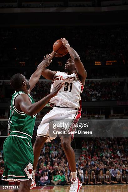 Jawad Williams of the Cleveland Cavaliers shoots a jumpshot against Ronald Murray of the Chicago Bulls on March 19, 2010 at the United Center in...