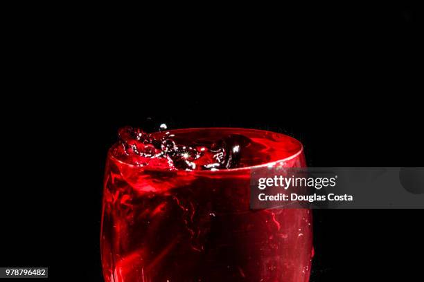 splash vermelho - vermelho stock pictures, royalty-free photos & images