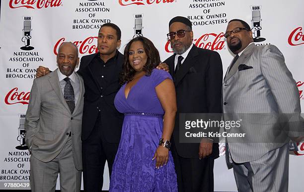 Huff, Maxwell, Sherri Shepherd, Gamble and Hezekiah Walker pose for photographers during the 26th NABOB Annual Communications Awards Dinner at the...