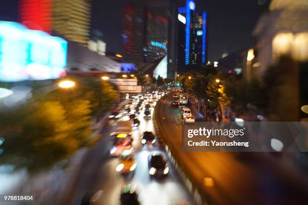 blurred city night traffic background - thruway - fotografias e filmes do acervo