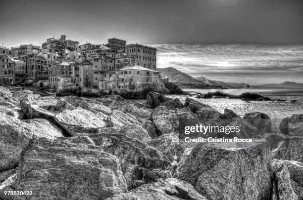 boccadasse in bianco e nero - cristina marino foto e immagini stock