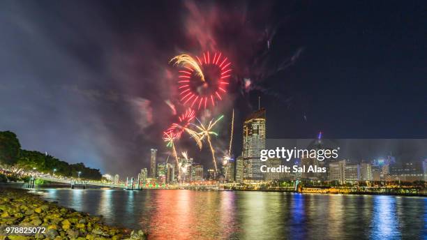 brisbane city fireworks - alas stockfoto's en -beelden