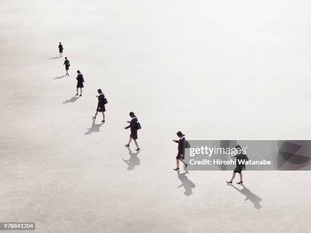 business woman walking in the square - neue wege gehen stock-fotos und bilder