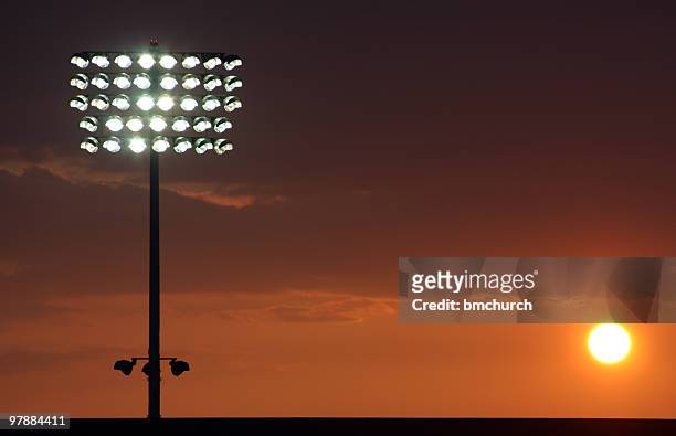 estádio de futebol com luzes ao pôr do sol - soccer field empty night imagens e fotografias de stock
