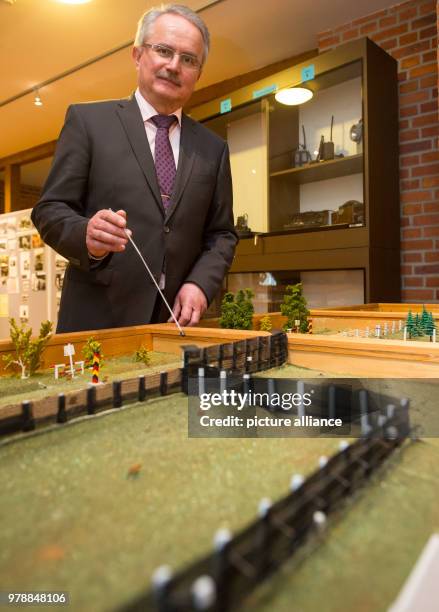 February 2018, Germany, Bad Bodenteich: Museum director Karl-Theodor Meyer show a former border installation on a model. The new 'Museum Deutsche...