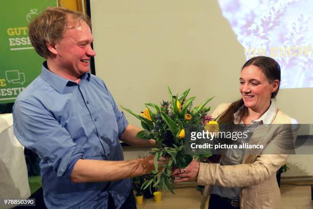 February 2018, Germany, Guestrow: Claudia Schulz receives a bouqet from deputy chairman Johann-Georg Jaeger after being voted state chairwoman at the...