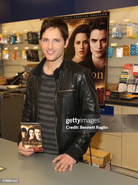 Actor Peter Facinelli attends "The Twilight Saga: New Moon" DVD release event at Best Buy on March 19, 2010 in New York City.