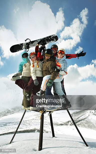 pessoas-feliz equipe snowboard - piskunov imagens e fotografias de stock