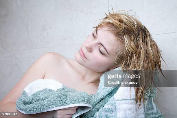 femme après la douche, - cheveux secs photos et images de collection