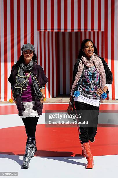 Target Modls Target Vertical Fashion Show Photos and Premium High Res Pictures ...