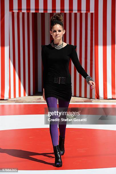 Target Modls Target Vertical Fashion Show Photos and Premium High Res Pictures ...