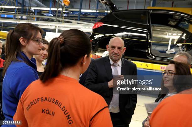 February 2018, Germany, Cologne: Detlef Scheele, CEO of the Federal Labour Office , speaks with the trainees at the production plant of the Ford...
