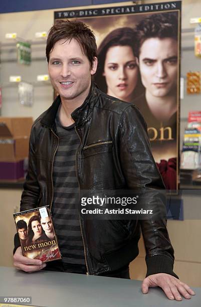 Actor Peter Facinelli attends "The Twilight Saga: New Moon" DVD release event at Best Buy on March 19, 2010 in New York City.