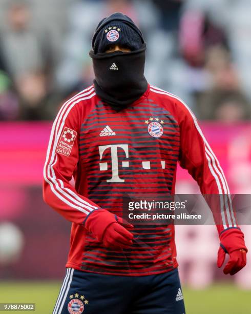 February 2018, Germany, Munich - Soccer, Bundesliga, FC Bayern Muenchen vs. Hertha BSC, Allianz Arena: Munich's Arturo Vidal is dressed to ward off...