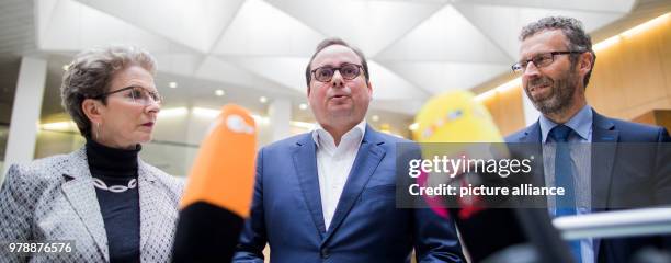 February 2018, Germany, Bonn: Barbara Bosch , mayor of Reutlingen, Thomas Kufen , Omayor of Essen, and Thomas Sprissler , mayor of Herrenberg, answer...