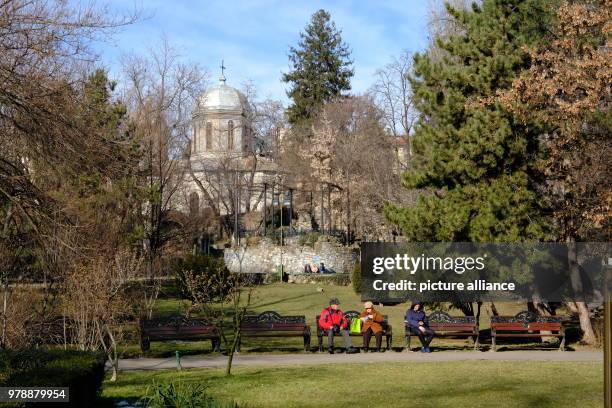 January 2018, Romania, Bukarest: People enjoy the sun in a park. Photo: Birgit Zimmermann/dpa-Zentralbild/dpa