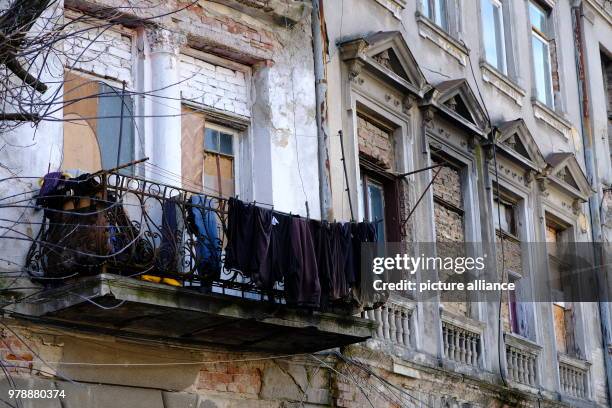 January 2018, Romania, Bukarest: Laundry dries on a balcony of a derelict house. Photo: Birgit Zimmermann/dpa-Zentralbild/dpa