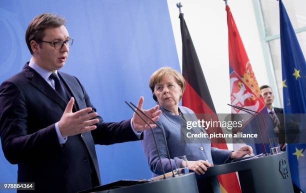 Dpatop - German Chancellor Angela Merkel and Serbian President Aleksandar Vucic attend a press conference at the Chancellery in Berlin, Germany, 27...