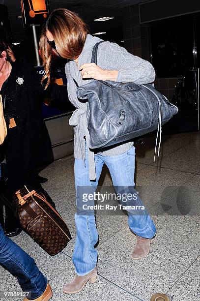 Actress Sarah Jessica Parker leaves John F. Kennedy International Airport on March 19, 2010 in New York City.