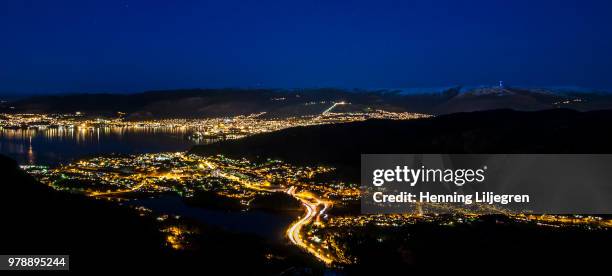 bergen by night - liljegren stockfoto's en -beelden