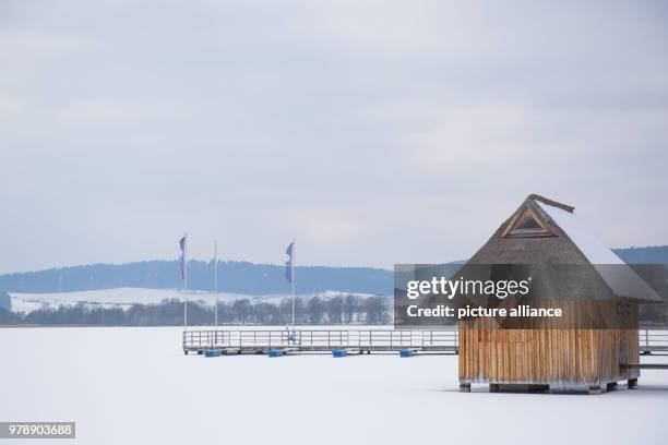 February 2018, Germany, Hohenfelden: A fisher hut stands on the frozen Stausee. Photo: Candy Welz/dpa-Zentralbild/ZB