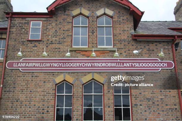 February 2018, Great Britain, Llanfairpwllgwyngyllgogerychwyrndrobwllllantysiliogogogoch: The main station. A smart shoemaker came up with the name...