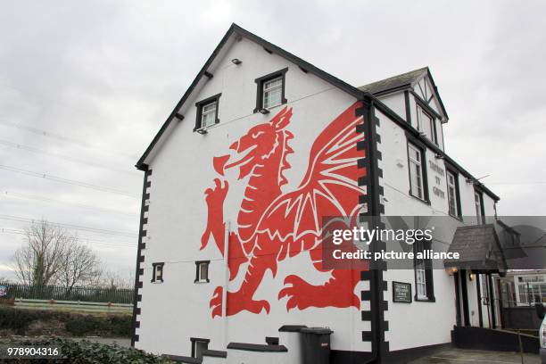 February 2018, Great Britain, Llanfairpwllgwyngyllgogerychwyrndrobwllllantysiliogogogoch: A Welsh dragon pictured on the facade of an inn. A smart...