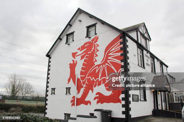 Dpatop - 21 February 2018, Great Britain, Llanfairpwllgwyngyllgogerychwyrndrobwllllantysiliogogogoch: A Welsh dragon pictured on the facade of an...