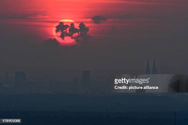 February 2018, Germany, Bergisch Gladbach: The sun sets behind Cologne's skyline looking from the Bensberg Palace. Photo: Henning Kaiser/dpa