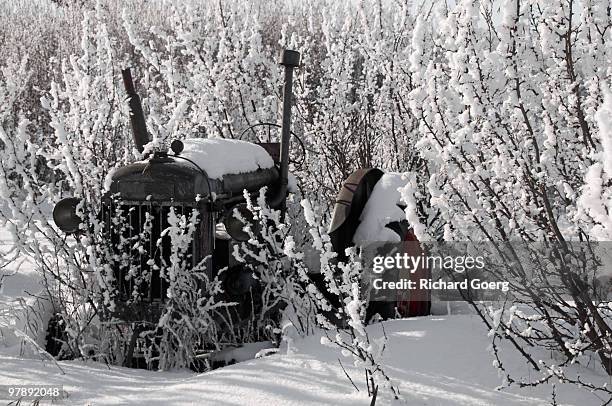 vintage rusting tractr - abandoned tractors stock pictures, royalty-free photos & images