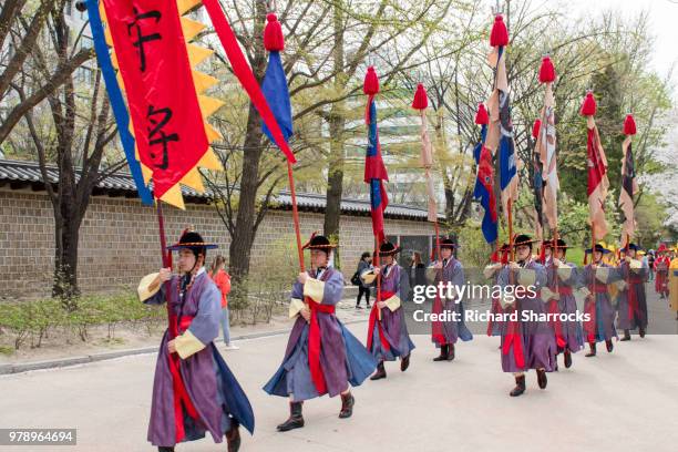 changing of the guard, deoksugung palace, seoul, south korea - 徳寿宮 ストックフォトと画像