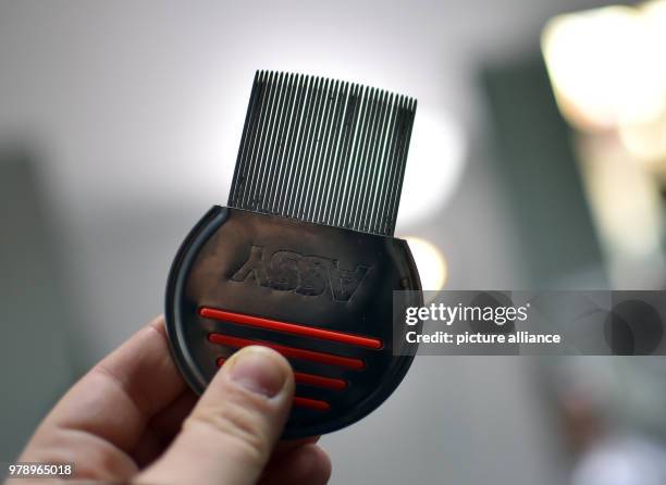 March 2018, Germany, Berlin: a lice comb at the anti lice salon "Bye bye Laeuse" . Photo: Britta Pedersen/dpa-Zentralbild/ZB