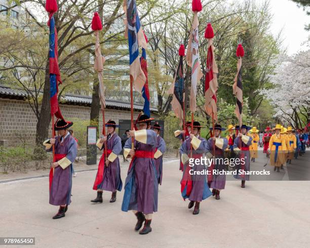 changing of the guard, deoksugung palace, seoul, south korea - 徳寿宮 ストックフォトと画像