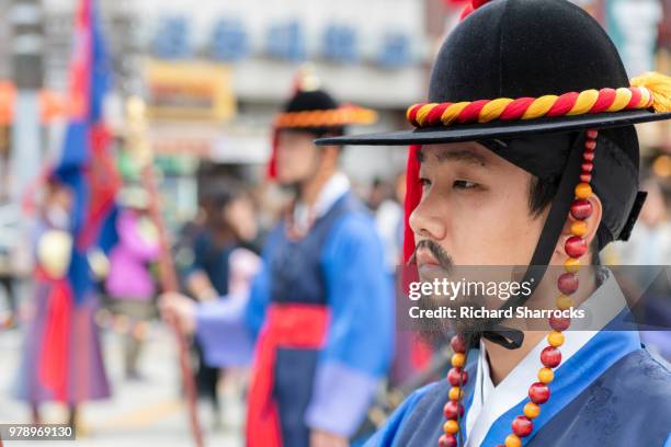 soldier of the royal guard at deoksugung palace, seoul, south korea - deoksugung palace foto e immagini stock