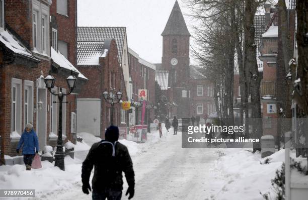 March 2018, Germany, Wyk: Pedestrian zone in Wyk looking like a winter sport location. The north sea island Foehr has not seen this much snow for...