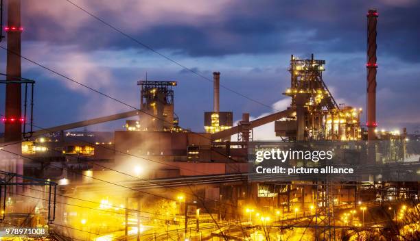 Nordrhein-Westfalen, Duisburg-Marxloh: Das Thyssenkrupp Stahlwerk Schwelgern steht in der Dämmerung da. Photo: Bernd Thissen/dpa