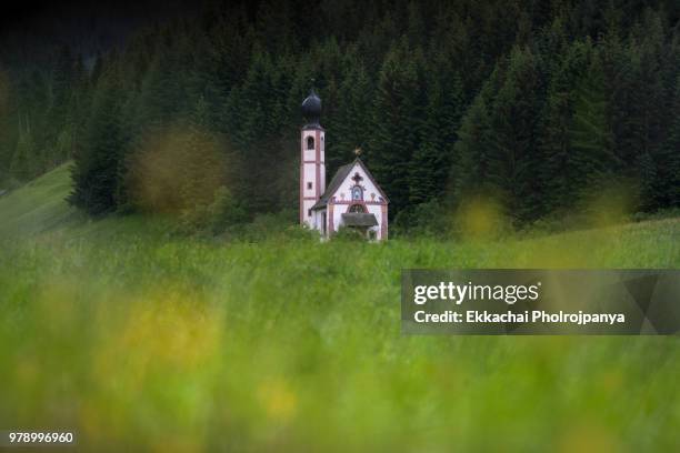 val di funes, san giovanni church & dolomites, italy - gebirgskette latemar stock-fotos und bilder